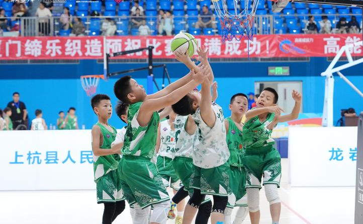 开云体育官方入口-球员们在比赛中挥洒汗水与激情