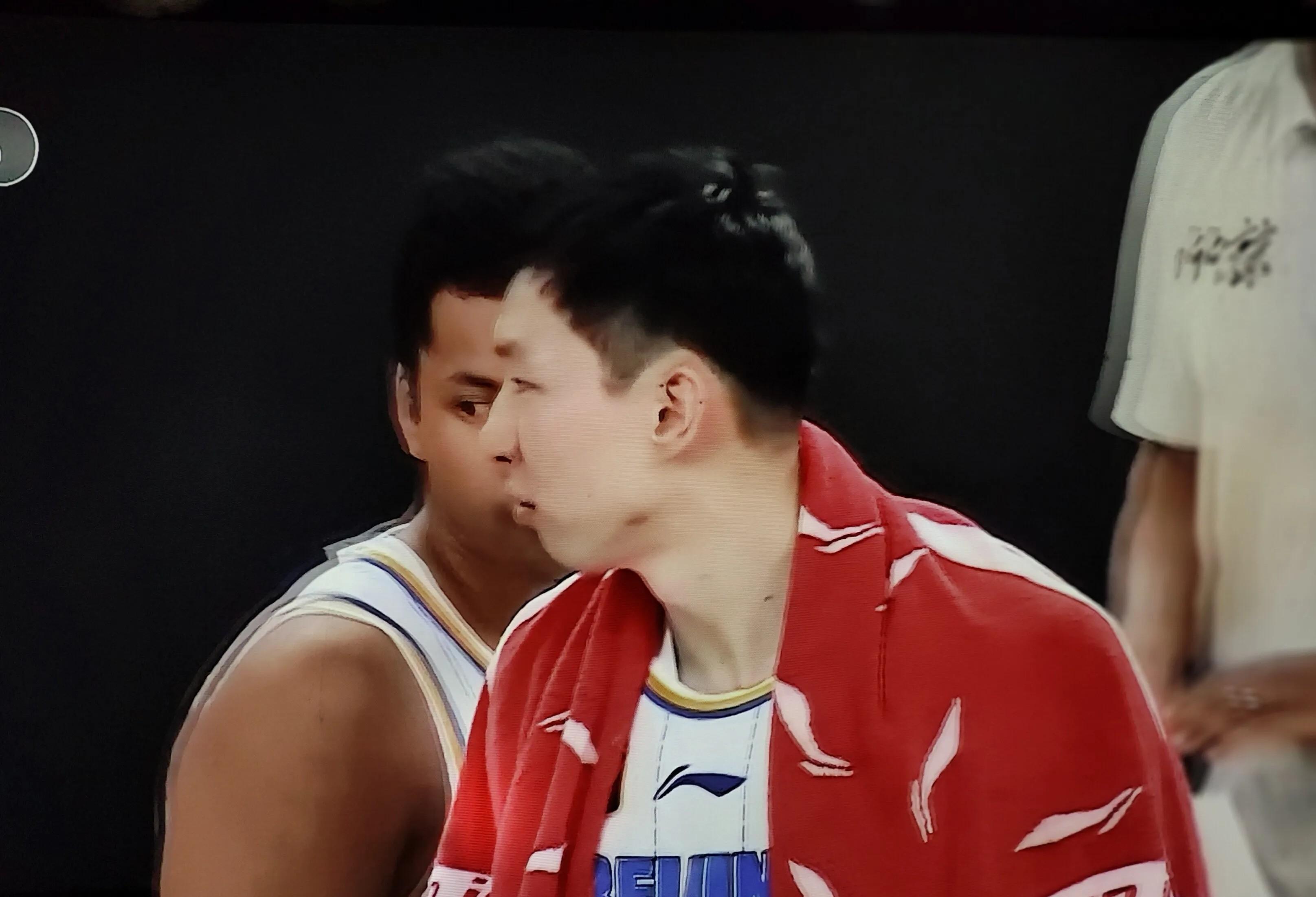 包含河北男篮在客场拿下关键胜利的词条