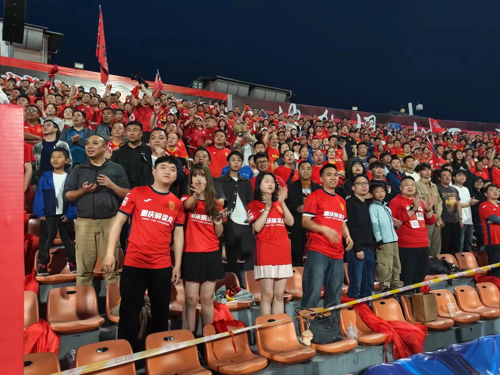 足球场上一幕幕激烈对抗，引发球迷狂热讨论的简单介绍