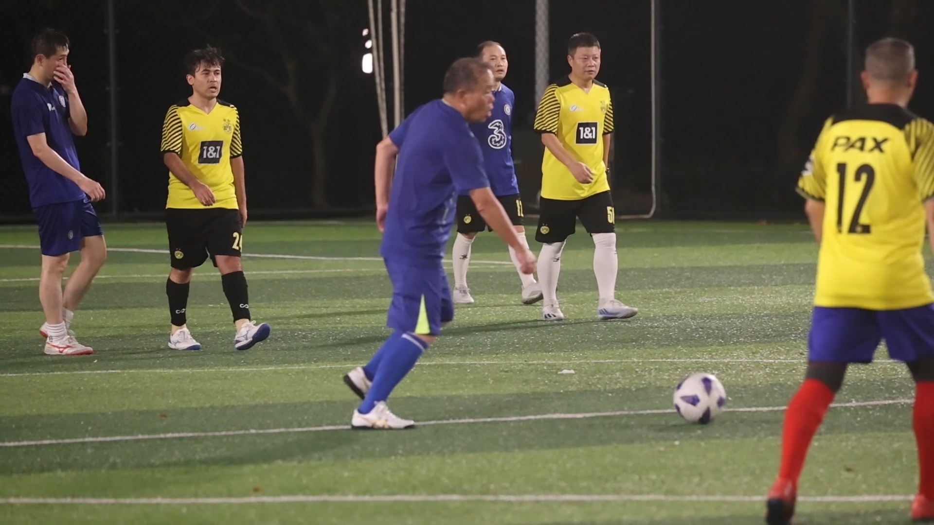 精彩足球比赛让人们目不转睛，乐在其中