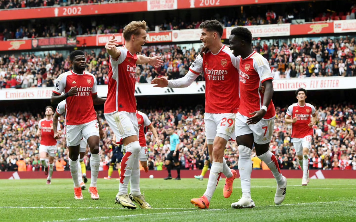 曼城大胜阿森纳，高居英超次席的简单介绍