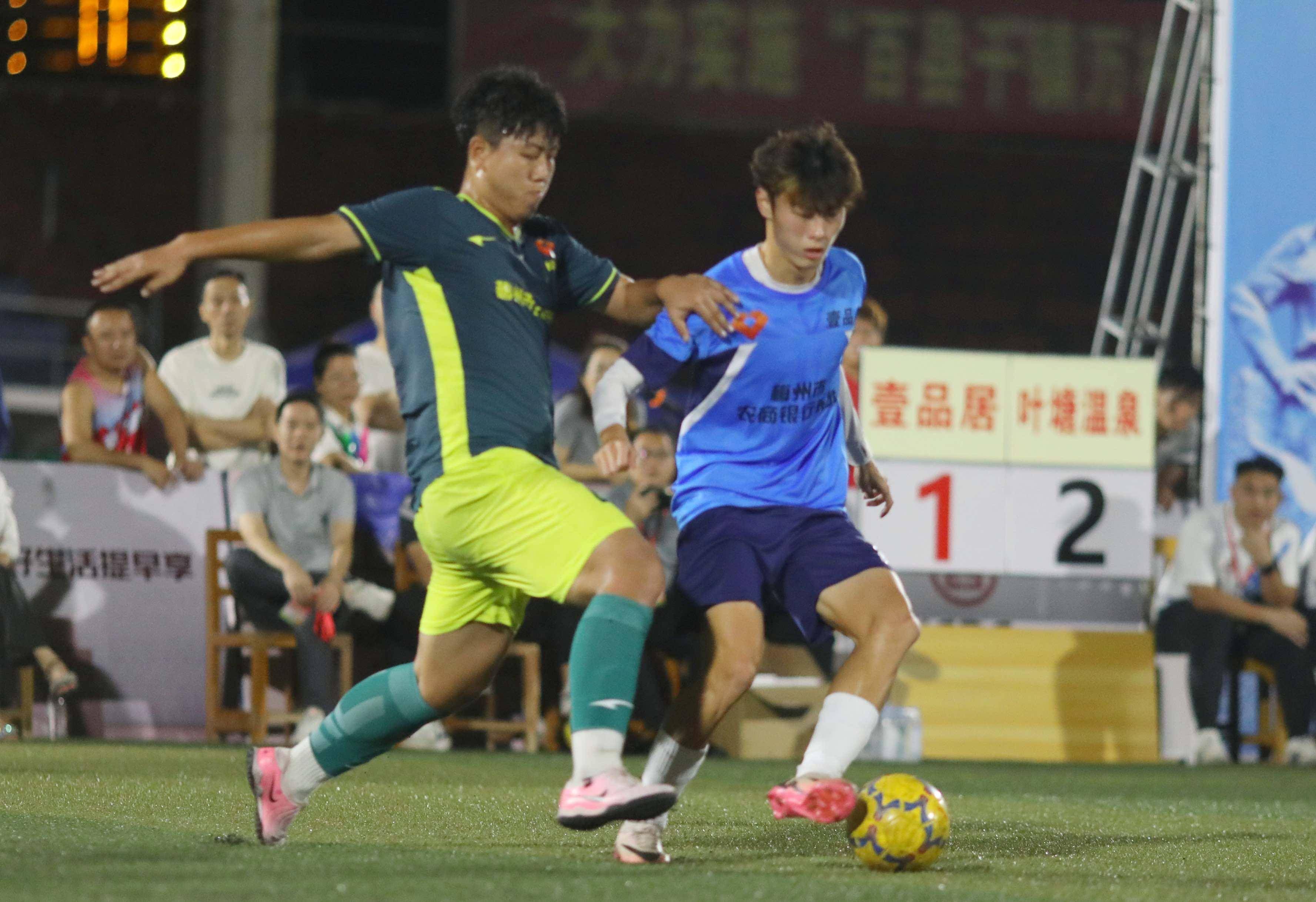 足球争霸赛事掀起观赛热潮，球员风采展现的简单介绍