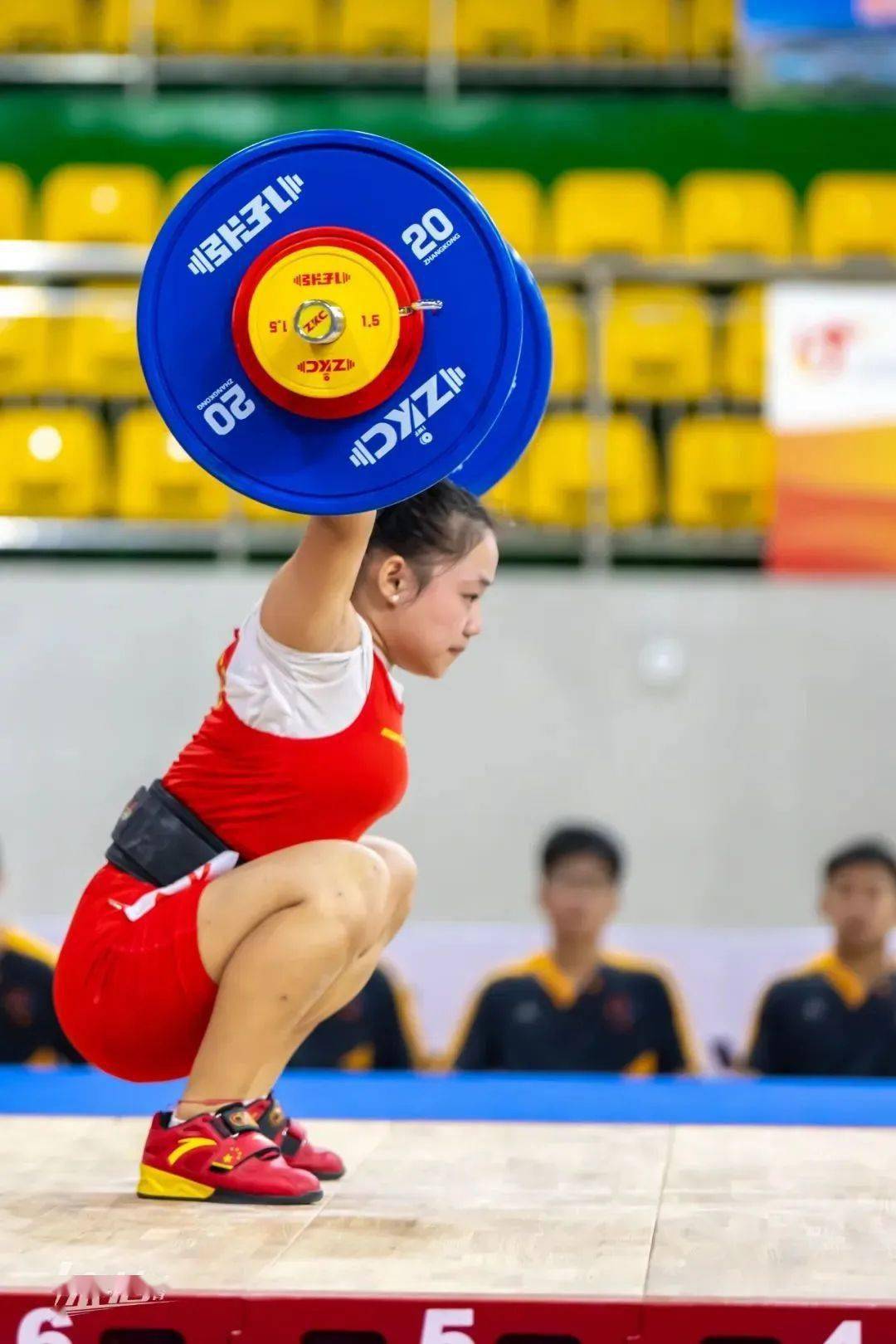 包含女子举重：高难度动作，强者脱颖而出的词条